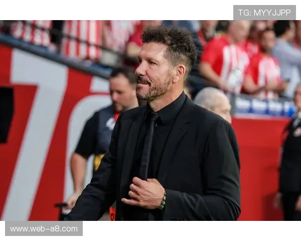 阿尔瓦雷斯绝杀后西蒙尼与助手相拥,马竞教练席饮水瓶倒地