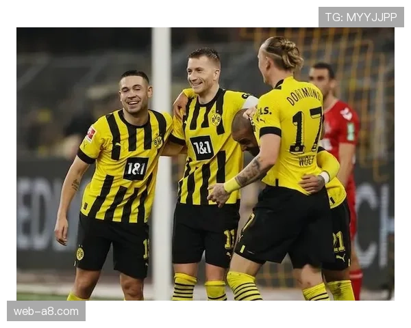 多特蒙德全队抵达马德里，罗伊斯随行参加赛前合练